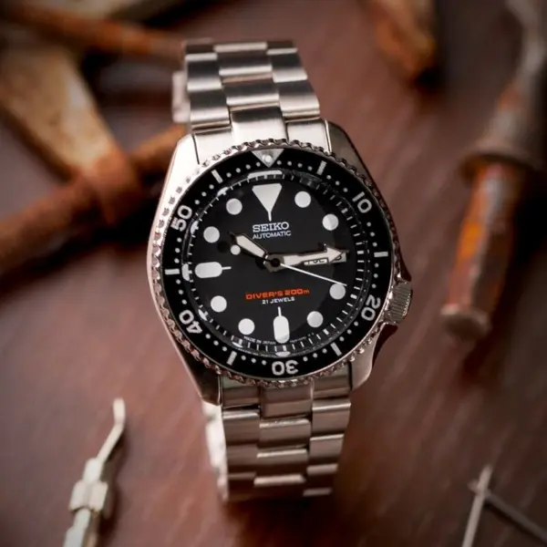 Oyster Band for Seiko SKX007 in 22mm size, featuring a sleek stainless steel design that enhances the watch's durability and style. Perfect for divers and watch enthusiasts